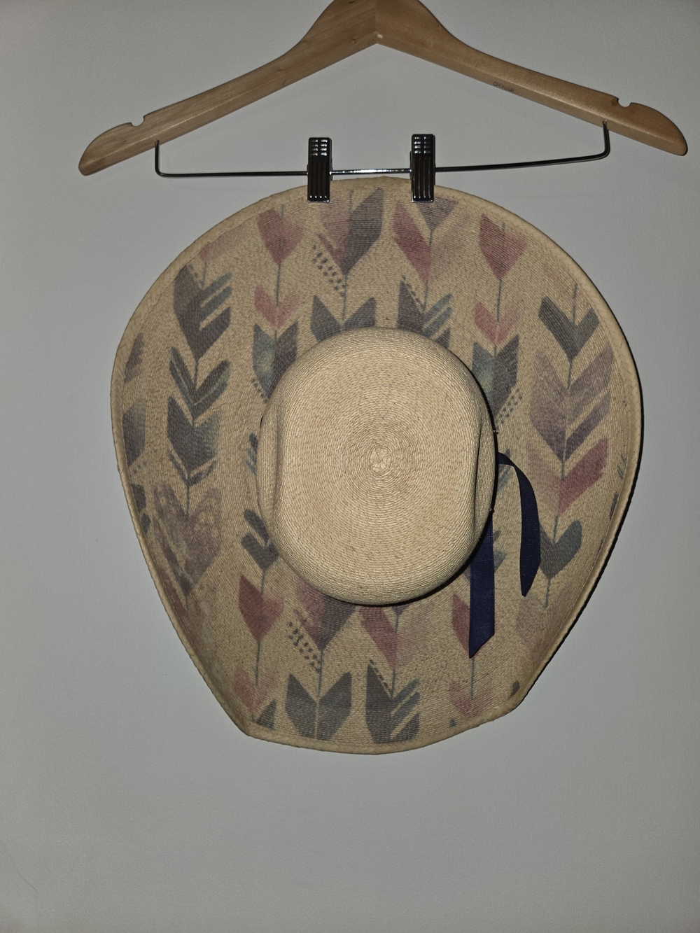 This is a Charlie 1 Horse "Straight Arrow" palm leaf straw cowgirl hat.